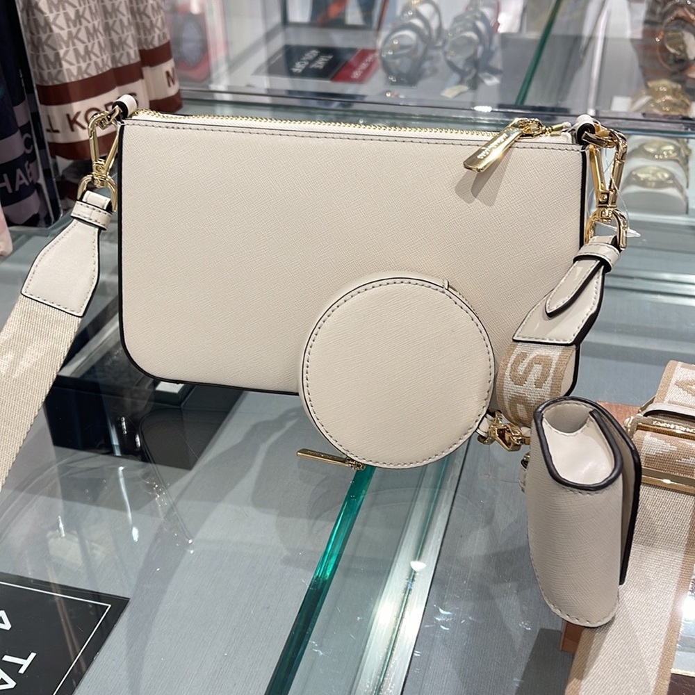 MICHAEL KORS
Jet Set Saffiano Leather Crossbody Bag with Case Apple Airpods Pro® - Picture 8 of 16